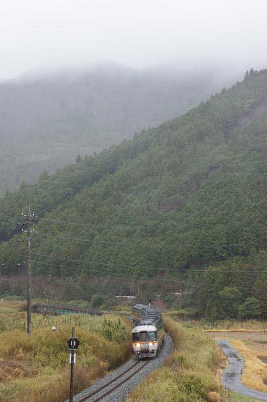 小雨降る峠