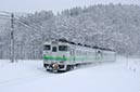 雪降る山の端