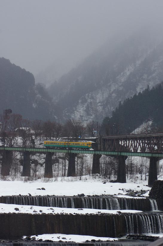 立山駅を出る