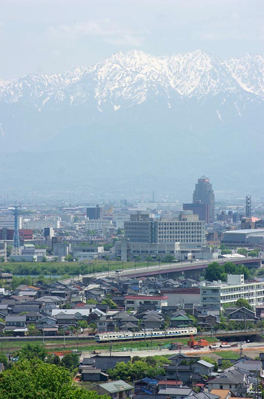 富山平野と立山連峰