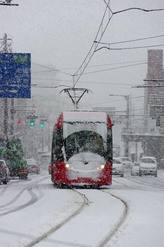 坂を登る連接車