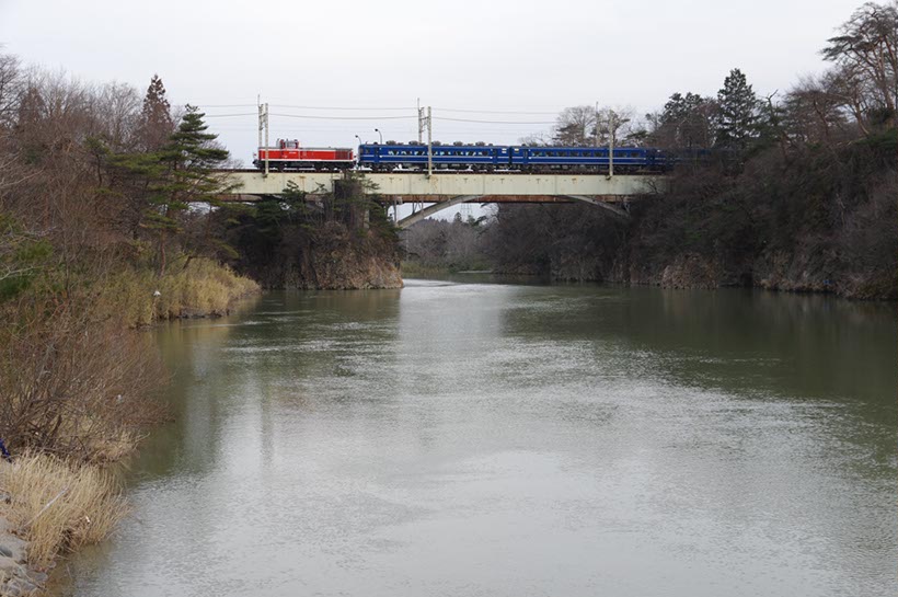 鬼怒川を渡る