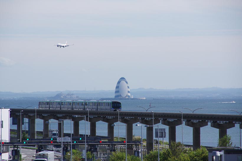 航空機と風の塔と